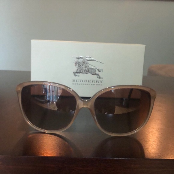 Tan Burberry sunglasses 🕶